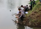 Jaga Ekosistem Sungai Polres Tulungagung Tebar 5.000 Benih Ikan Tombro di Boyolangu